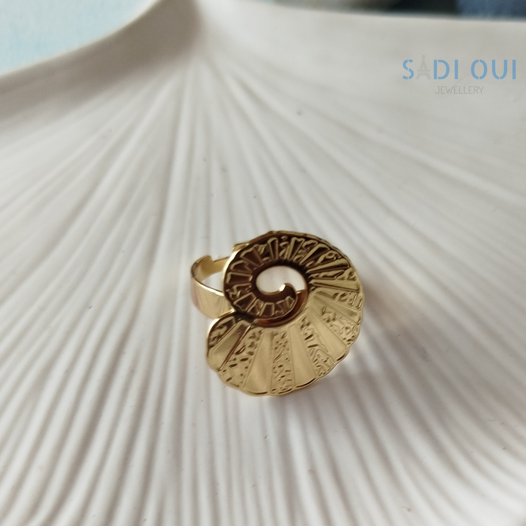 Anel SHELL dourado (Soleil) em fundo branco, estilo premium SADI OUI