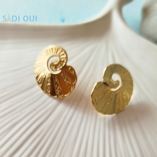 Brincos SHELL dourados (Soleil) em fundo branco, estilo premium SADI OUI