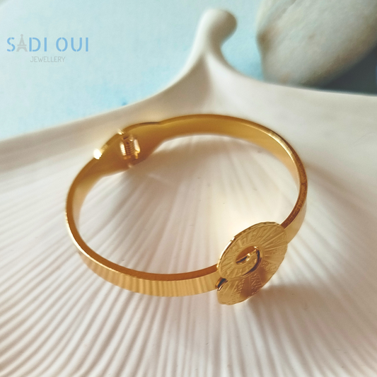 Pulseira SHELL dourada (Soleil) em fundo branco, estilo premium SADI OUI
