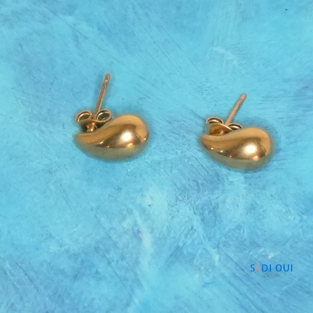 Brincos Pop Drop em aço inoxidável dourado em fundo azul

