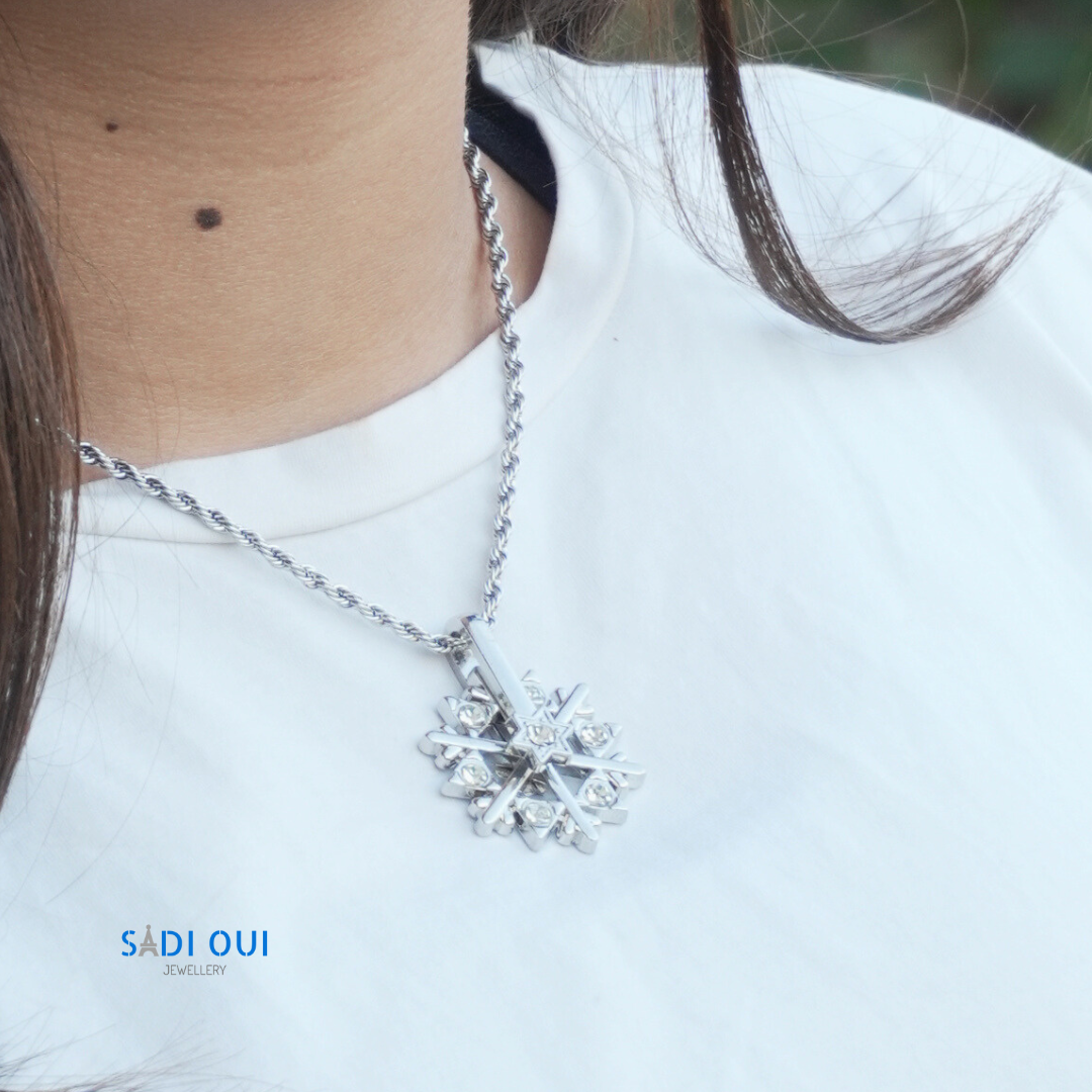 Colar Floco de Neve Brilhante Shine em aço inoxidável 304 e titânio prateado com detalhes brilhantes, Flash Edition especial de Natal, SADI OUI Jewellery