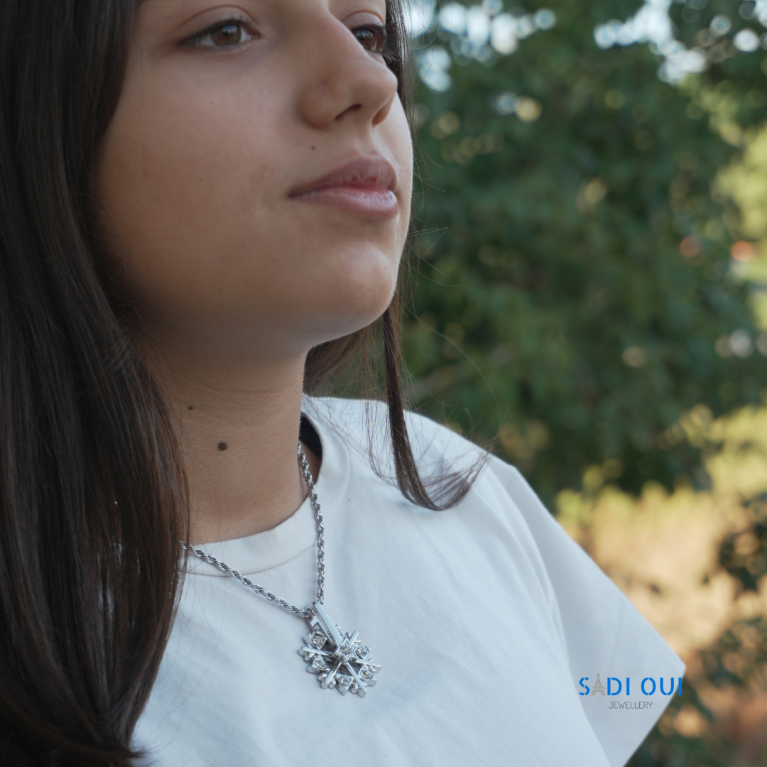 Modelo jovem a usar o Colar Floco de Neve Brilhante Shine em aço inoxidável 304 e titânio prateado, Flash Edition especial de Natal, joia SADI OUI Jewellery