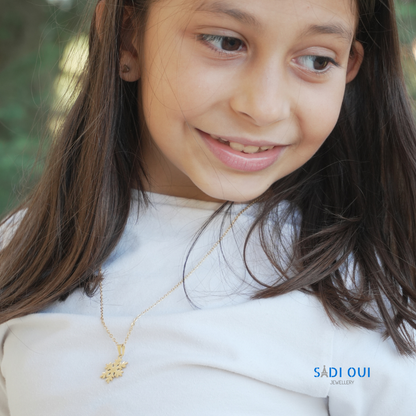 Colar dourado do Conjunto Floco de Neve Winter Magic usado ao peito, look de inverno SADI OUI Jewellery
